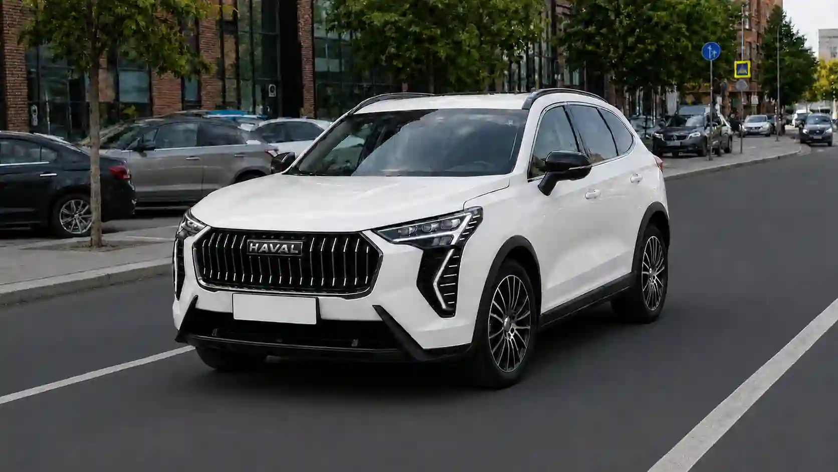 Белый Haval Jolion в городском потоке