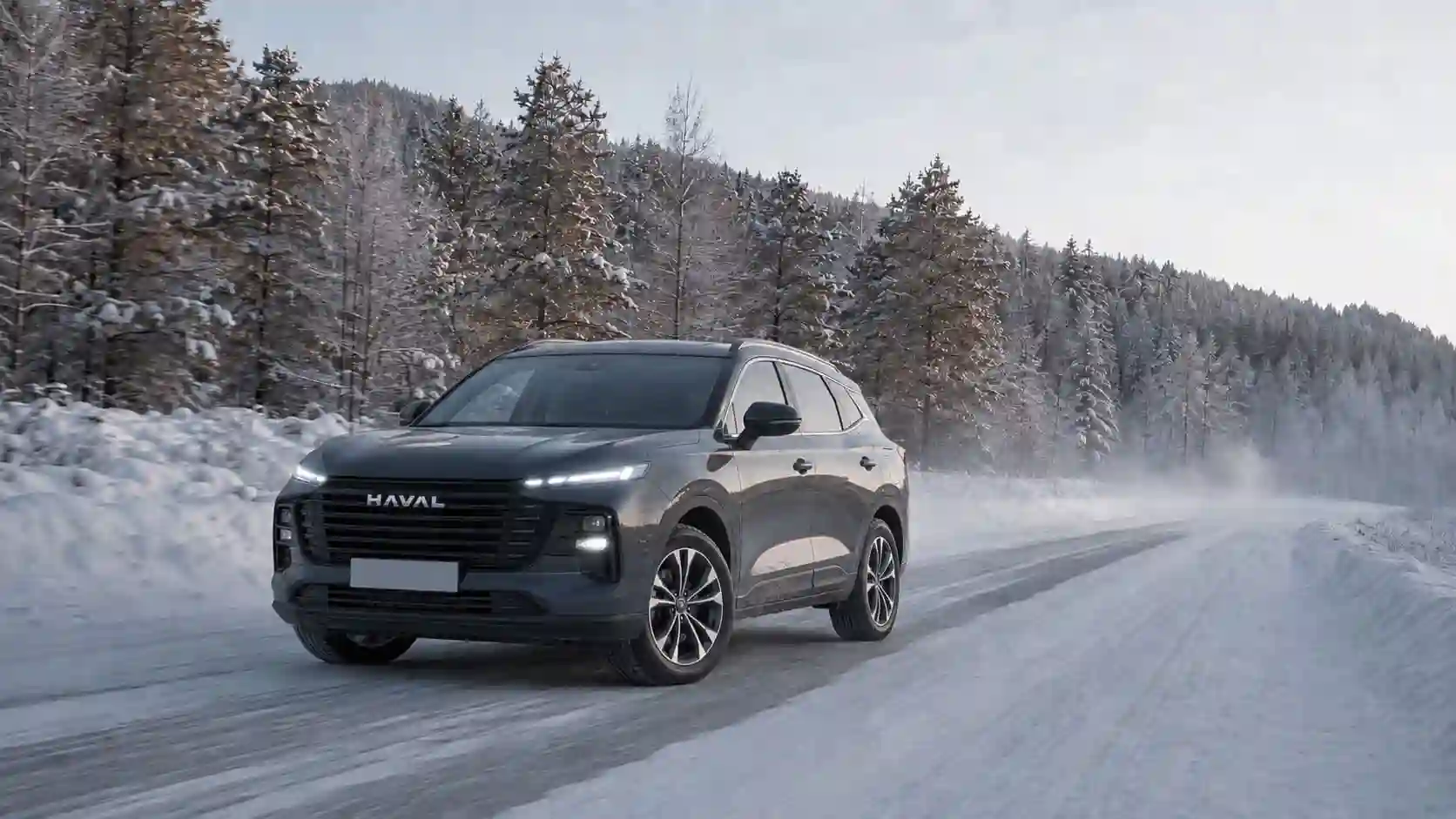Haval F7 на зимней загородной дороге в Красноярском крае