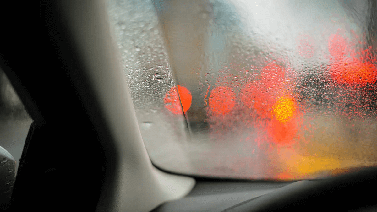 Полезные советы: как бороться с запотеванием окон в машине?